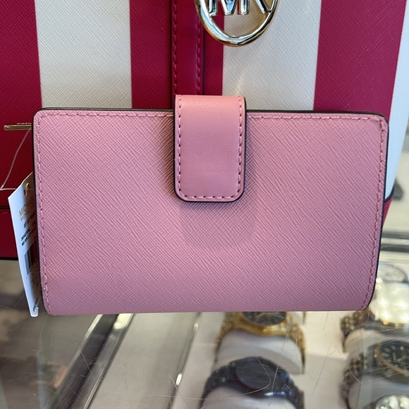 MICHAEL KORS
Medium Jet Set Travel Crossgrain Leather Bifold Zip Wallet
Carnatio - Picture 8 of 16